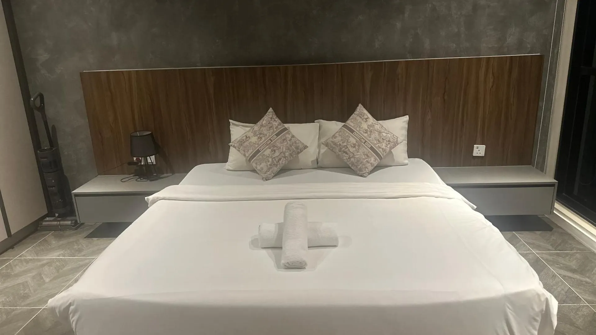 Scarletz Suites Klcc Deluxe Room location